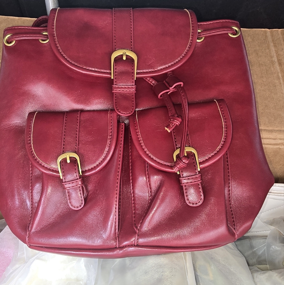 Chic Beige Shoulder Bag with Gold Accent